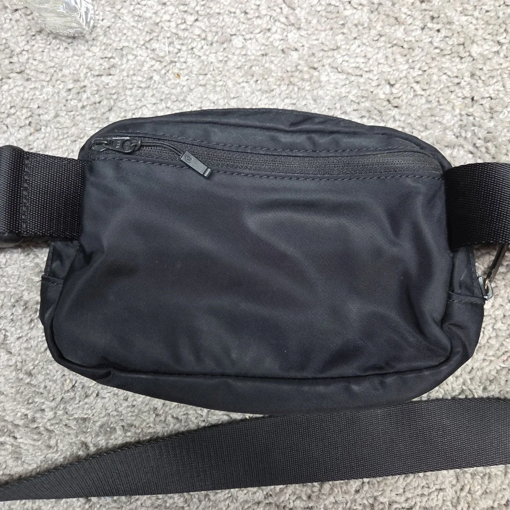 Lululemon Everywhere Belt Bag Unisex Black Adjustable Strap Fanny Pack Stretch